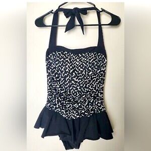 NWT AQUA GREEN Black &  White One Piece Women's Skirt Style Swimsuit Size Small.